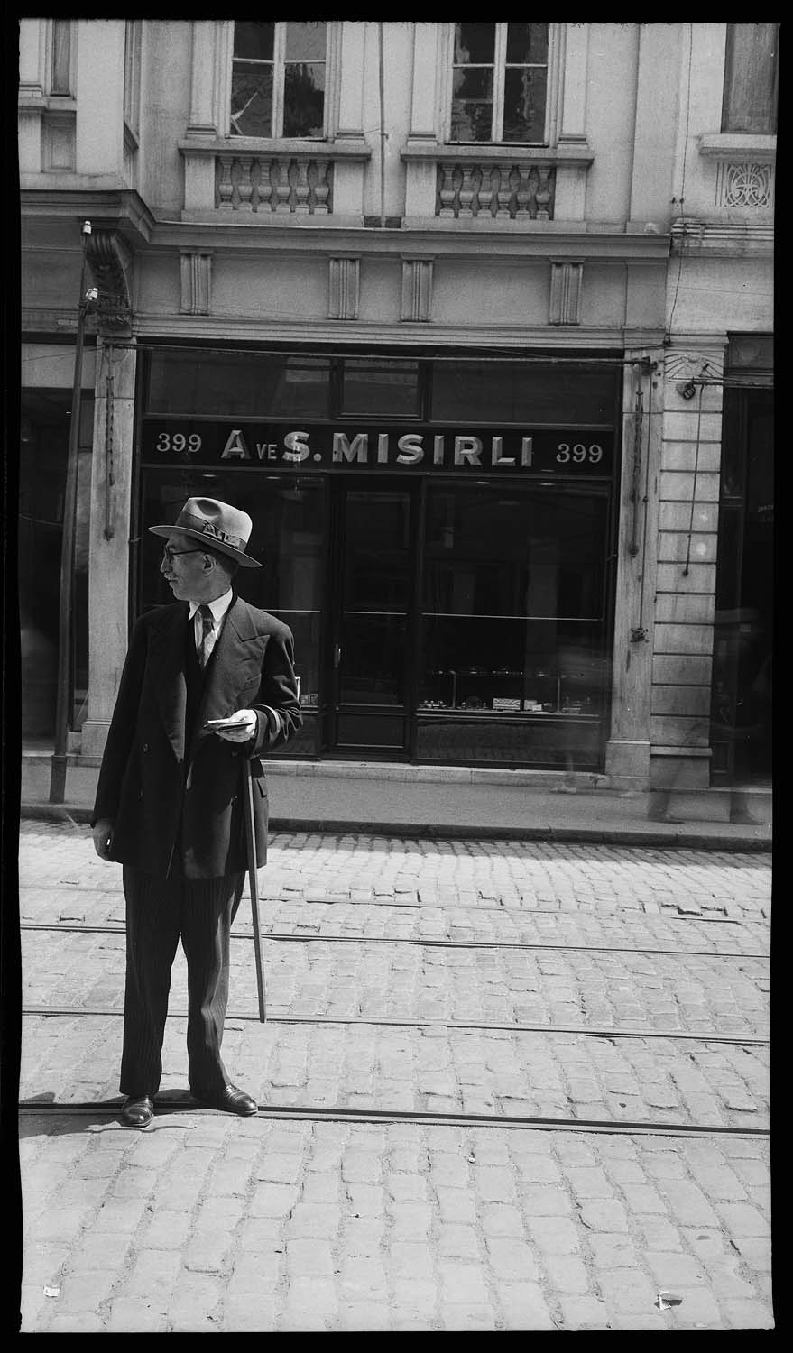 Albert Gabriel (supposé) dans la grande rue de Pera, devant l'ambassade de Hollande